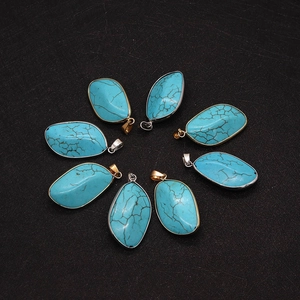 Natuurlijke turquoise stenen hangers in bladvorm met metalen rand voor DIY sieraden