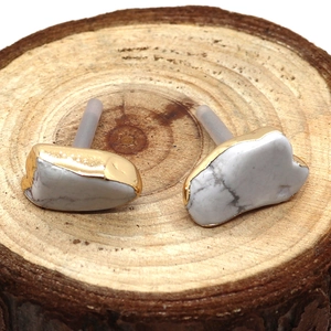 Orecchini in turchese bianco a forma di nuvola con bordi dorati e motivo in pietra naturale