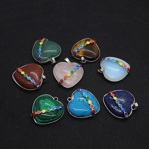 Ensemble détaillé de huit pierres précieuses en forme de cœur avec sept chakras sur argent