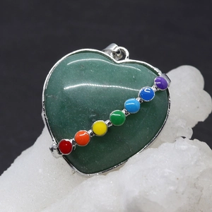 Pendentif coeur en malachite naturelle avec sept pierres chakra et monture argent