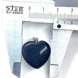 Makroaufnahme zur Messung der Breite des blauen Herzanhängers aus Sandstein (20 mm)
