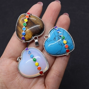Herzanhänger aus Tigerauge, blauem Türkis und Opal mit Chakra-Steinen und Silbermetallrahmen