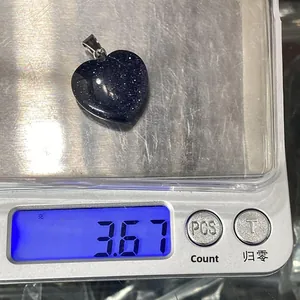 Blauwe goudsteen hartvormige hanger op weegschaal met een gewicht van 3,67 gram