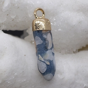 Zeskantige hanger van natuurlijke blauwe steen met gehamerde gouden metalen kap en oogje