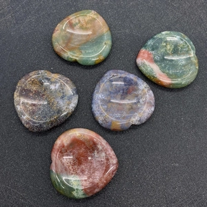 Gros plan de pierres d'agate naturelle en forme de cœur avec des textures et couleurs
