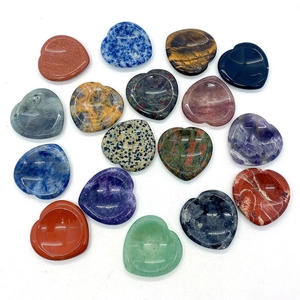 Lot de 16 pierres naturelles en forme de cœur avec œil de tigre et améthyste sur fond blanc