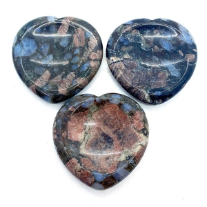 Détails de pierres naturelles polies en forme de cœur avec texture minérale bleu et brun