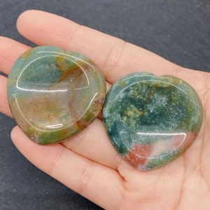 Pierres de pouce en agate naturelle en forme de cœur tenues en main pour la taille