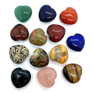 Collezione dettagliata di pietre naturali a forma di cuore con finitura lucida
