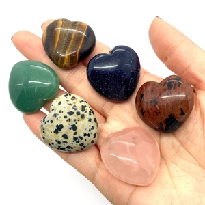 Set di sei pietre naturali a forma di cuore tra cui occhio di tigre e quarzo rosa