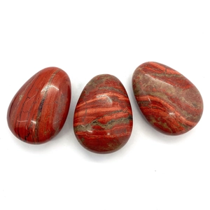 Set mit drei polierten roten Jaspis-Natursteinen in Tropfenform für DIY-Schmuck