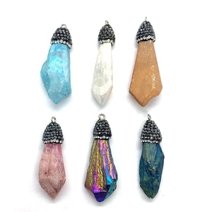 Vue détaillée de six pendentifs en cristal coloré avec capuchons à micro-diamants noirs
