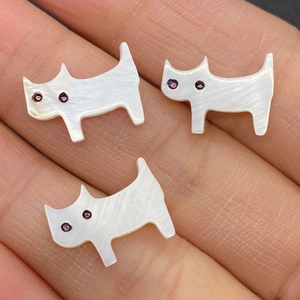 Tre perle di conchiglia naturale a forma di gatto con occhi viola per gioielli fai da te