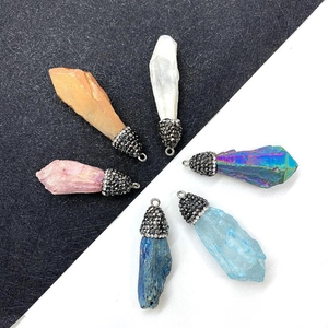 Pendentifs en cristal naturel de couleurs variées avec des attaches métalliques