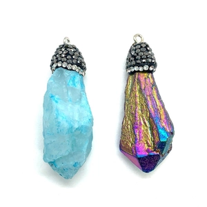 Pendentifs en pierre de cristal naturel irrégulier bleu clair et violet irisé avec strass