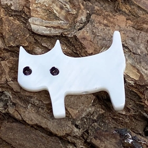 Macro di perline di conchiglia di madreperla a forma di gatto su fondo in legno