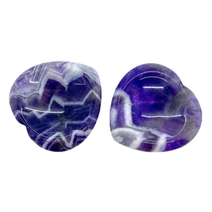 Pietre antistress in ametista naturale a forma di cuore con venature viola a zig-zag