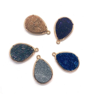 Detailansicht von 5 Druzy-Anhängern in Tropfenform mit Goldrand für DIY-Schmuckherstellung
