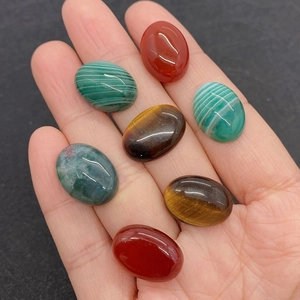 Sette pietre preziose cabochon ovali 13x18mm in occhio di tigre e agata sul palmo