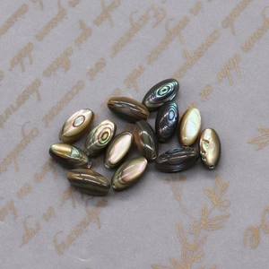 Makroaufnahme von ovalen Abalone-Muschelperlen mit Regenbogen-Glanz und Textur