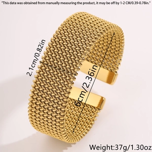 Λεπτομέρεια macro από πλεκτό βραχιόλι 18K χρυσού με υφαντή υφή και διαστάσεις
