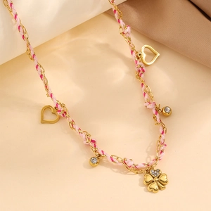 Collier trèfle tissé rose avec cœurs en zircon et chaîne dorée en acier inoxydable chic