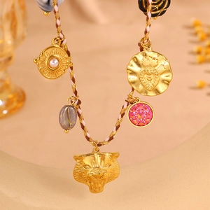 Collier tressé avec pendentif tête de tigre, médaillon solaire et breloque coeur