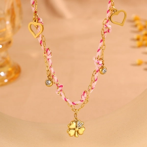 Collier en acier inoxydable tressé rose avec trèfle et breloques en forme de cœur