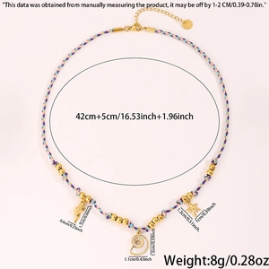 Détail d'un collier de plage tissé coloré avec des pendentifs étoile de mer et coquillage