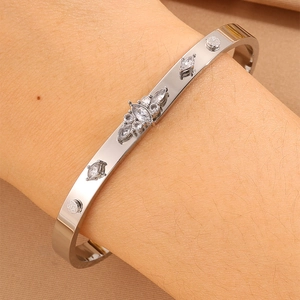 Hip-hop silver stainless steel clover bracelet with sparkling diamonds for women