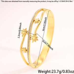 Détails du bracelet doré ondulé avec étoiles, affichant la largeur de 2,2cm et le diamètre 6cm