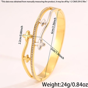 Détail montrant le diamètre de 6cm et le poids de 24g de ce bracelet trèfle en acier doré