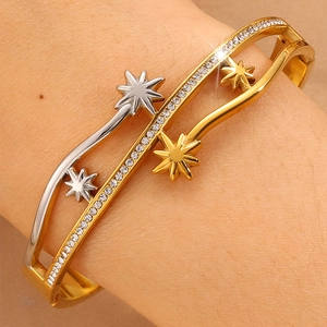 Détail du bracelet rigide bicolore étoile à huit branches avec oxydes de zirconium