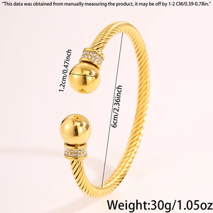 Détail montrant les mesures de 6cm du bracelet torsadé doré orné de strass brillants