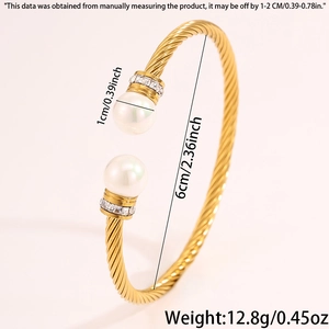 Vue détaillée d'un bracelet torsadé doré orné de perles rondes et de cristaux fins