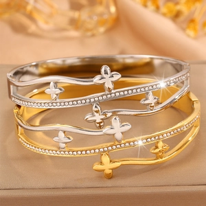 Bracelet triple rang ondulé en acier titane avec motifs trèfle et cristaux fins