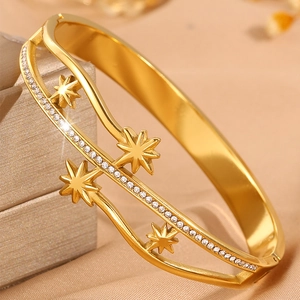 Vue détaillée du bracelet étoile dorée avec zircons sertis sur un tissu en satin