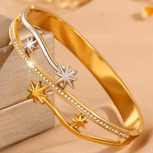 Détail macro d'un bracelet étoilé bicolore de luxe avec des incrustations de zircons