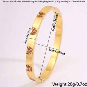 Gedetailleerde maattabel voor de gepolijste gouden armband met roze vlinder decoratie