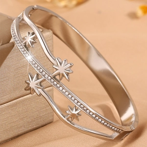 Détail d'un bracelet double couche argenté avec étoiles et pierres étincelantes