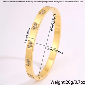 Gedetailleerde afmetingen van een gouden vlinderarmband met kristallen van 6cm bij 5cm