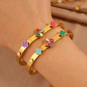 Bracelet luxueux en acier titane doré avec trèfle en émail coloré et motifs géométriques