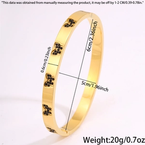 Detail van gouden vlinderarmring met diameter van 6 cm en nauwkeurige afmetingen