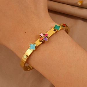 Bracelet jonc ouvert en acier doré avec des trèfles en émail coloré pour femmes élégant