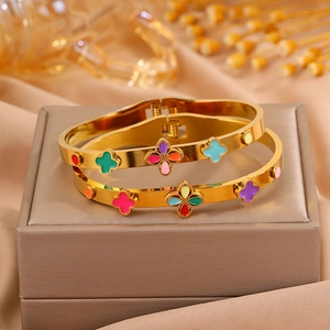 Bracelets trèfle en acier titane doré avec émail coloré et fermoir à ressort