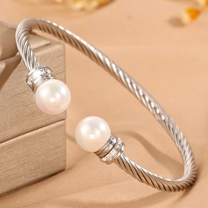 Détail macro du bracelet câble argenté avec perles incrustées et cristaux scintillants