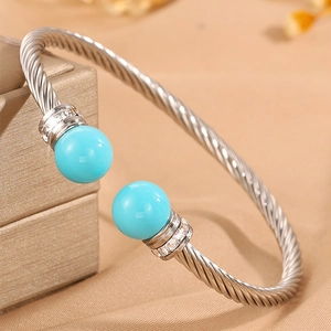 Détail du jonc torsadé argenté avec sphères style turquoise et pavé de cristaux blancs