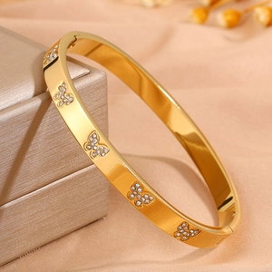Detailopname van de gouden vlinderarmband met sprankelende zirkonia en scharnier
