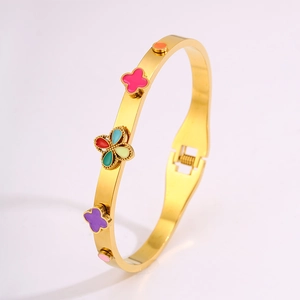 Détail du bracelet trèfle doré avec émail coloré et fermoir à ressort sécurisé