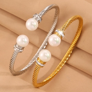 Bracelet jonc ouvert torsadé avec perles blanches et anneaux de cristal pour femme